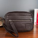 Bolso de mano para hombre en piel marrón Lois | Elegante, compacto y perfecto para llevar lo esencial